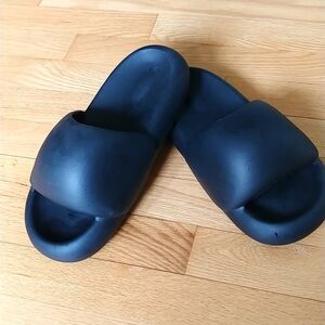 Puffy slide black, unisex size 10 like new
